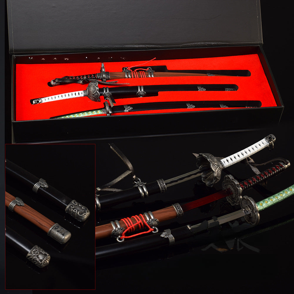 Nakorara　隻狼/セキロ 楔丸 直刃の刀 不死斬り 黒の不死斬り 片鎌十文字槍　26cm　 剣聖 葦名一心　武器　工芸品　ミニチュア　1/6スケール　ダイキャスト製　おもちゃ　武器レプリカ　卓上装備品　イベント　武器モデル　塗装済み可動フィギュア